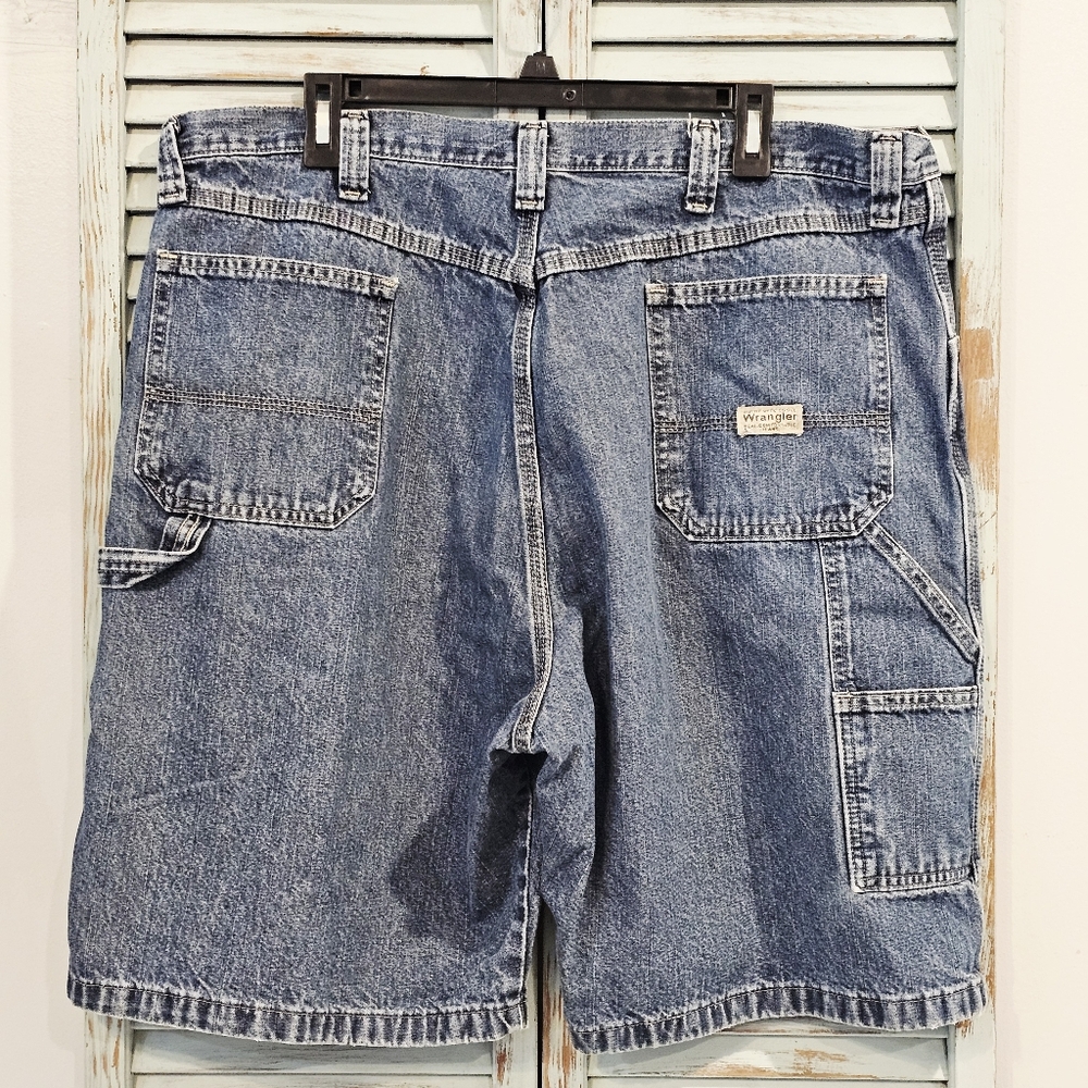 WRANGLER Mens 40 Medium Wash Relaxed Utility Workwear Denim Carpenter Jean Short
